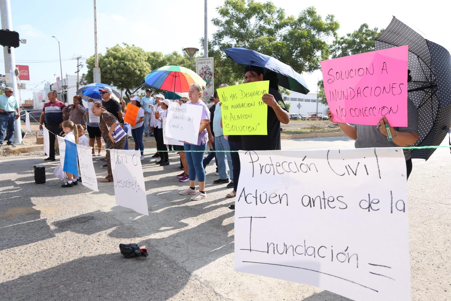 $!Bloquean avenida vecinos del Infonavit Alarcón en Mazatlán por obra que señalan les perjudicará