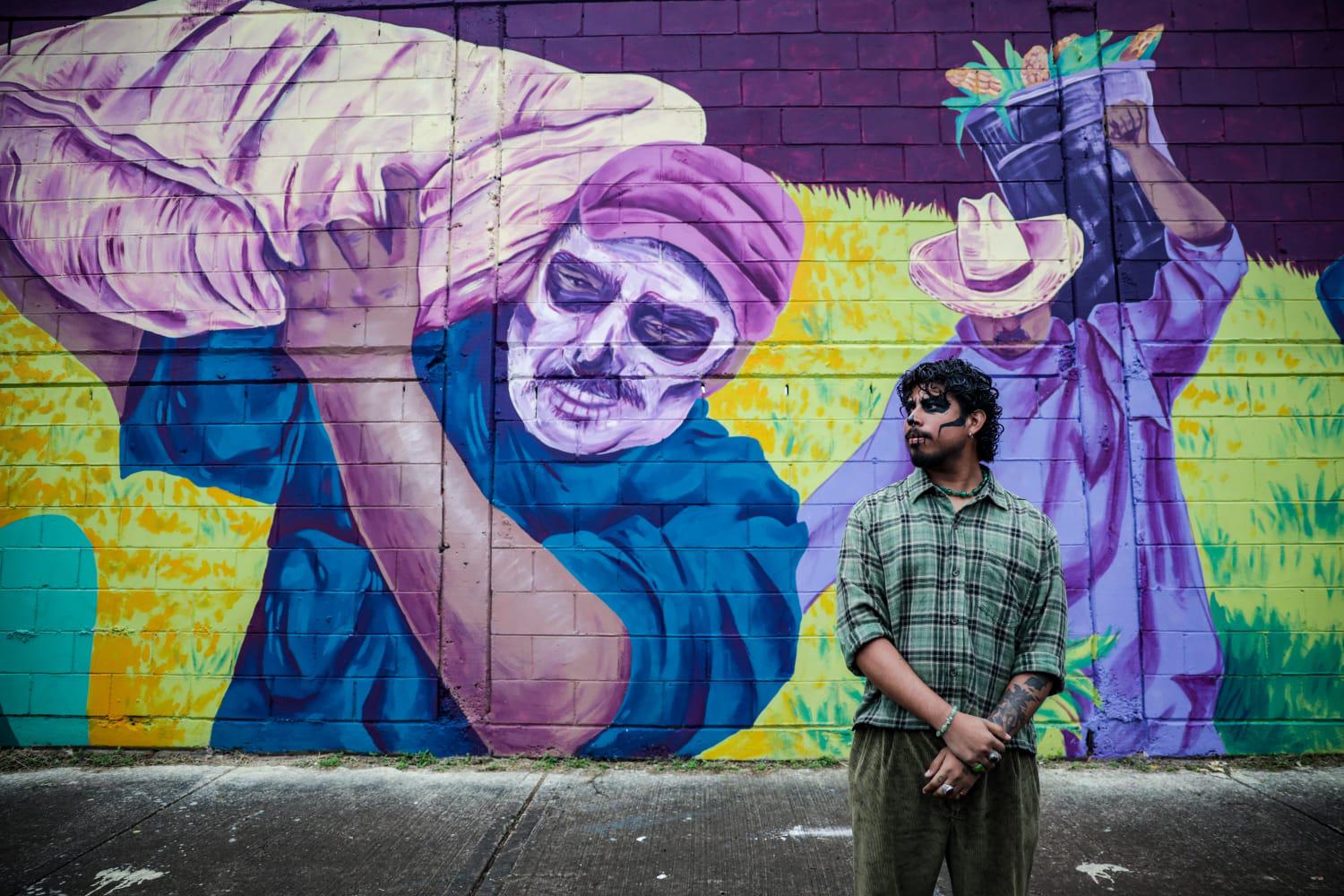 $!Luis Manuel González plasma la identidad mexicana del Día de Muertos en mural de 300 metros