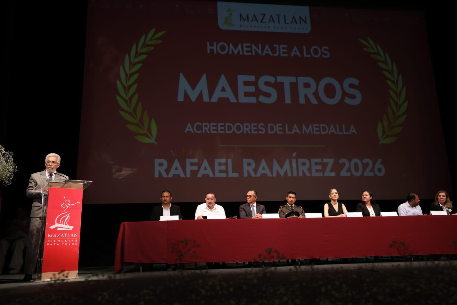 $!Reconocen en Mazatlán a 79 maestros con la Medalla Rafael Ramírez 2026