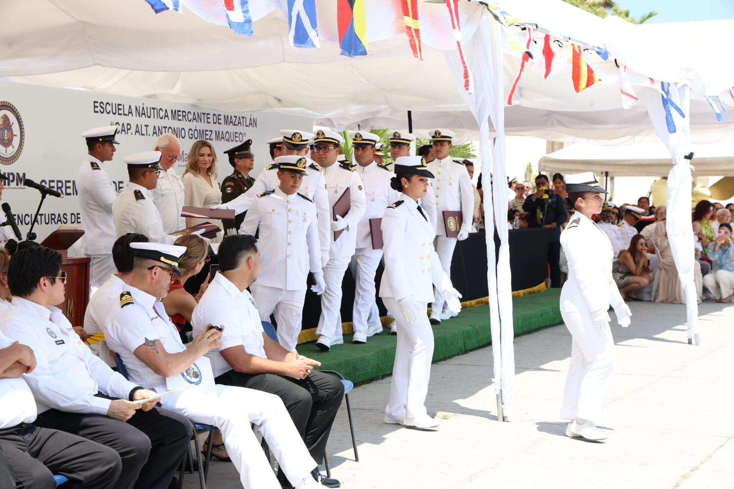 $!Egresan 85 nuevos profesionales de la Escuela Náutica de Mazatlán