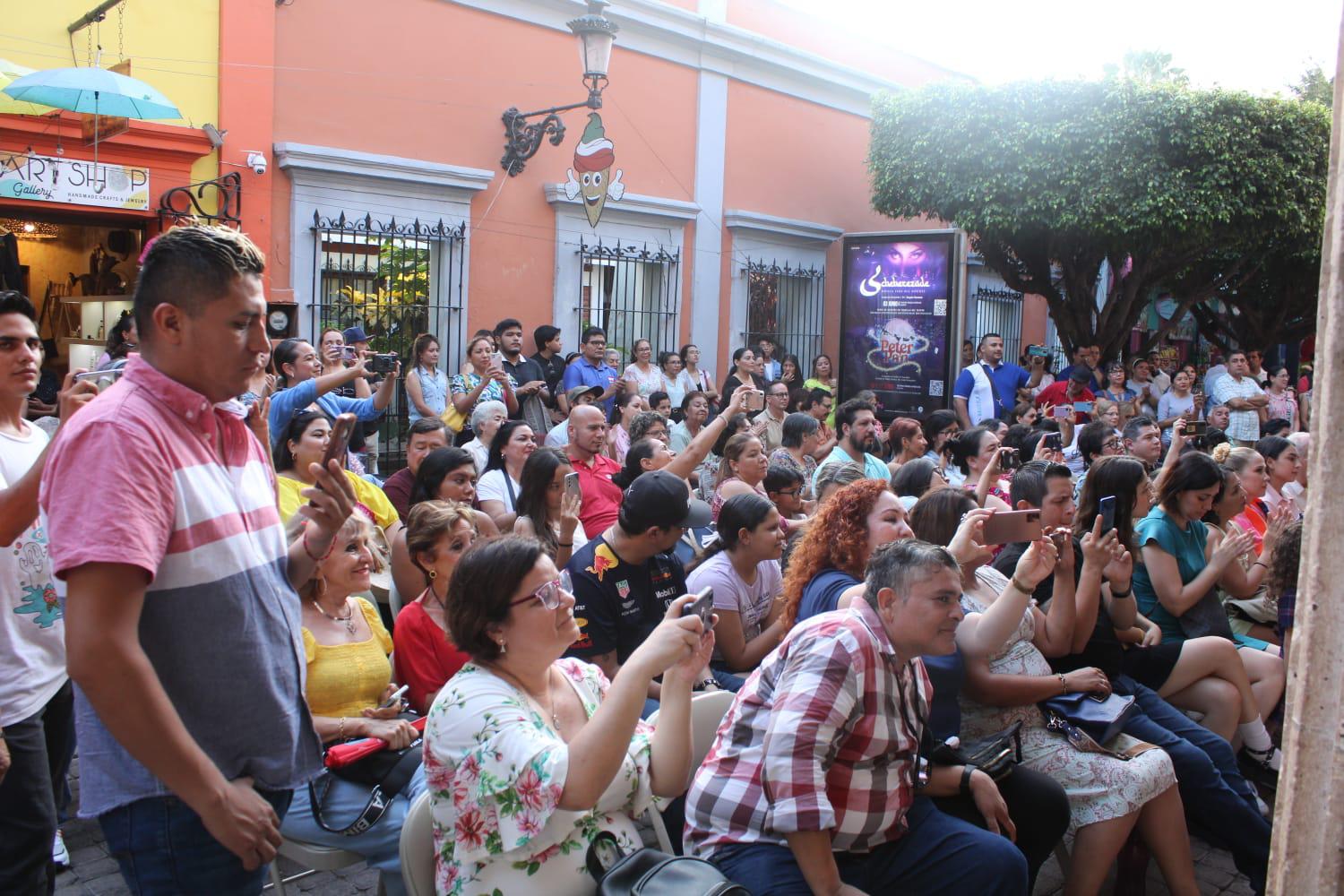 $!Lleno total registró el pórtico del Teatro Ángela Peralta con un público que se deleitó del espectáculo que presentaron los alumnos del CMA.
