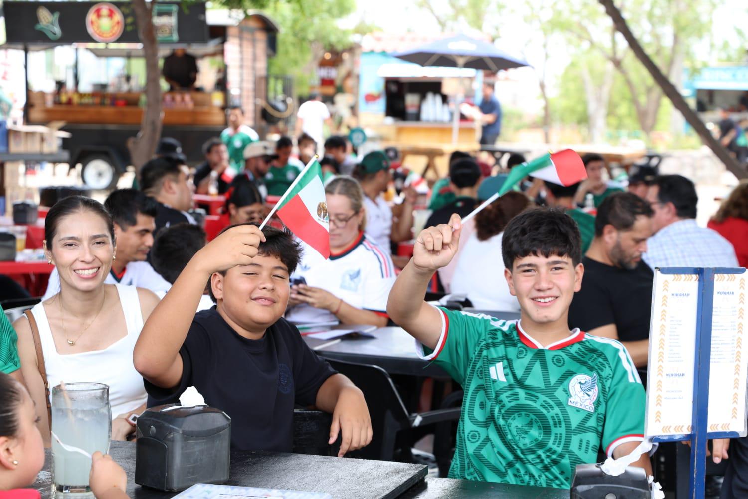 $!Decenas de seguidores del futbol disfrutan en la zona hotelera de Mazatlán del juego de la Selección Mexicana