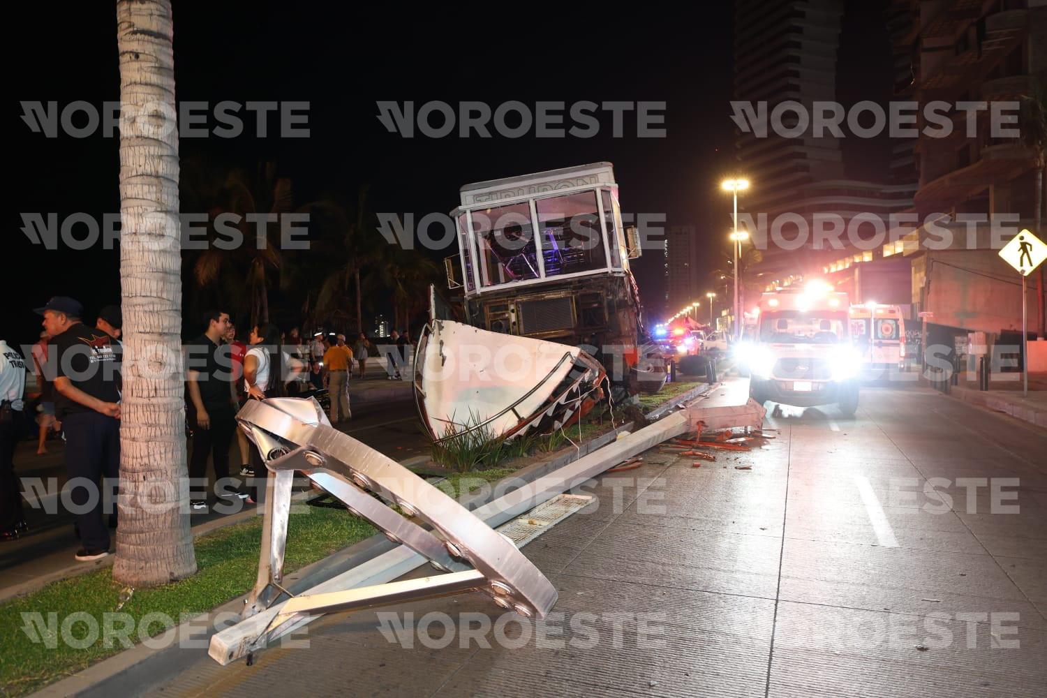 $!Choca transporte turístico en el malecón de Mazatlán; derriba luminaria y obliga el cierre a la circulación