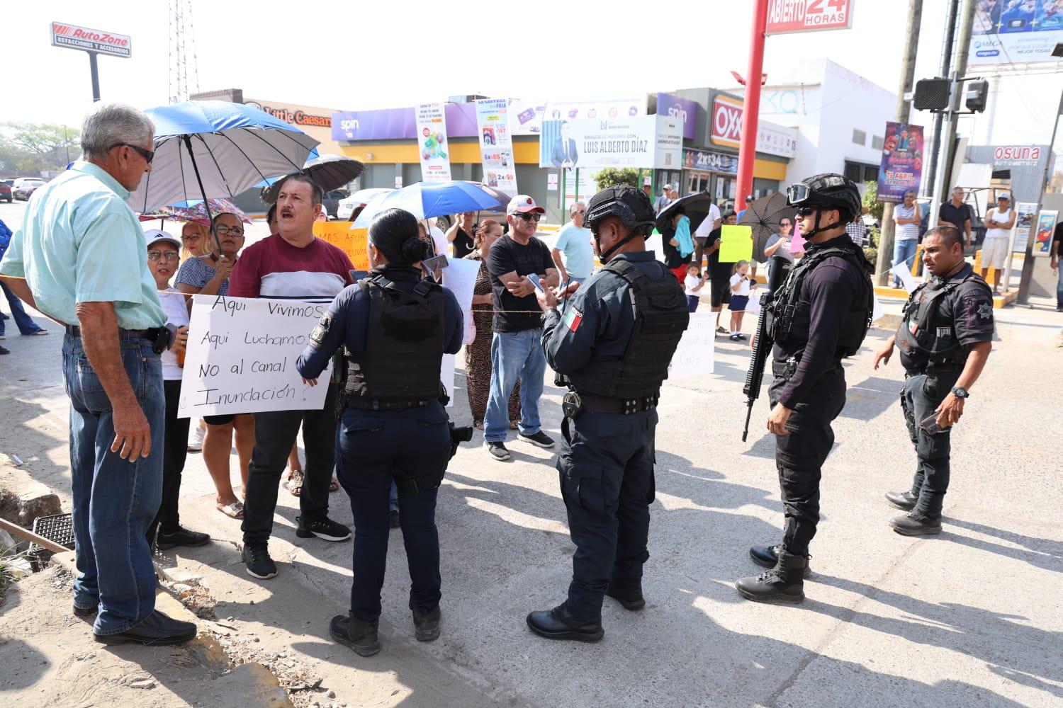 $!Bloquean avenida vecinos del Infonavit Alarcón en Mazatlán por obra que señalan les perjudicará