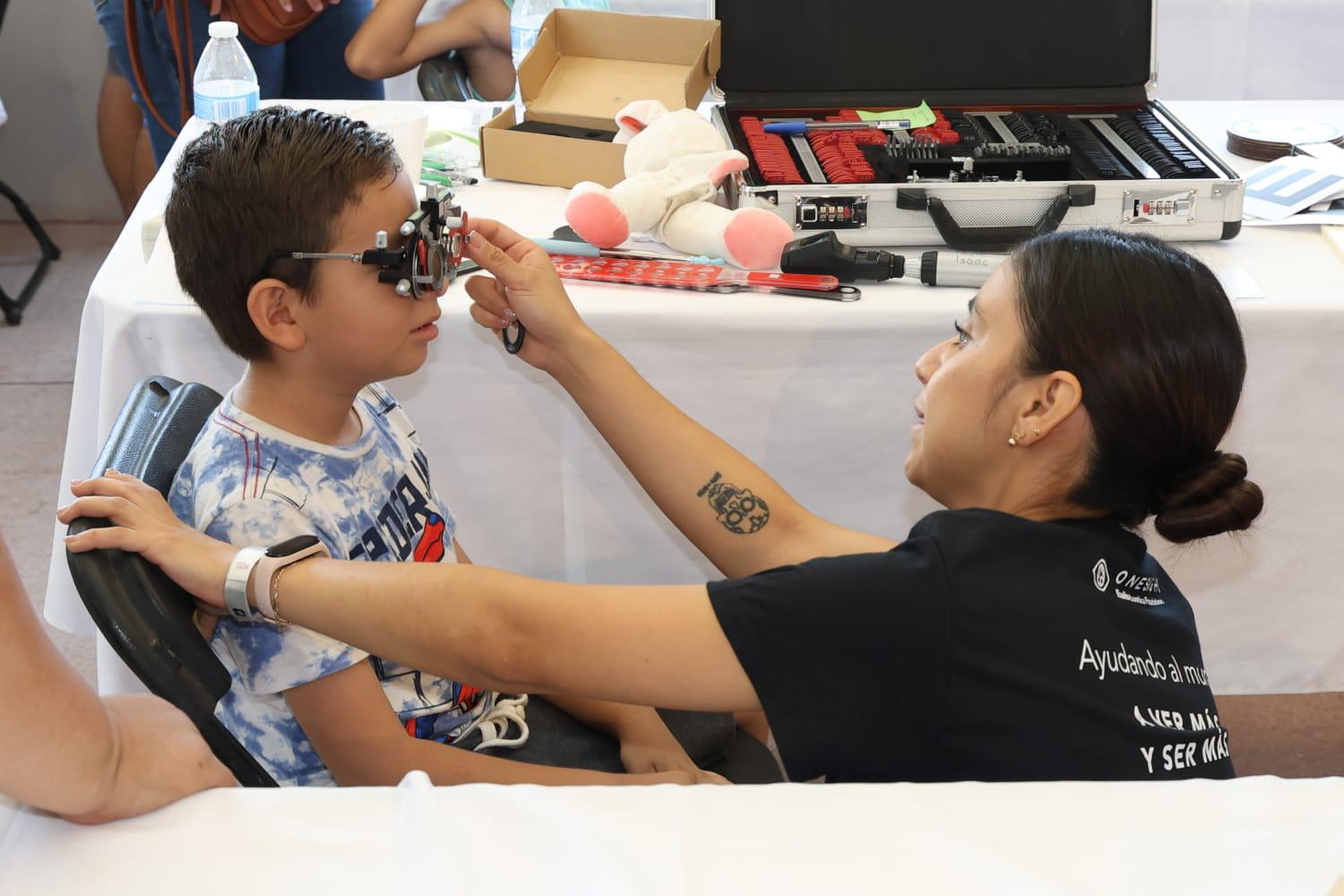 $!Brindan especialistas atención oftalmológica gratuita a 350 niñas y niños en Mazatlán