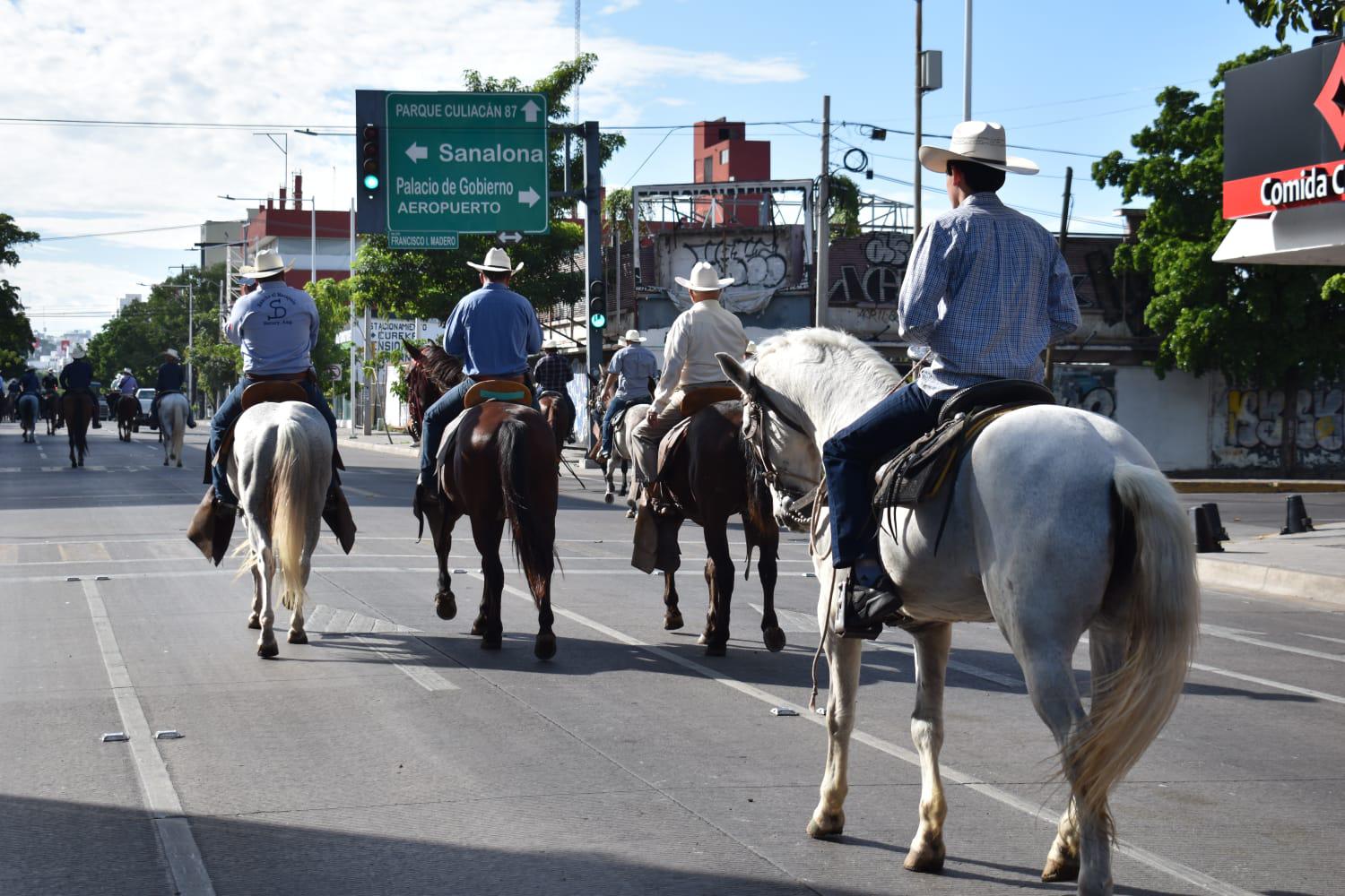 $!Con cabalgata por el Centro de Culiacán, inician festejos de la Expo Ganadera 2023