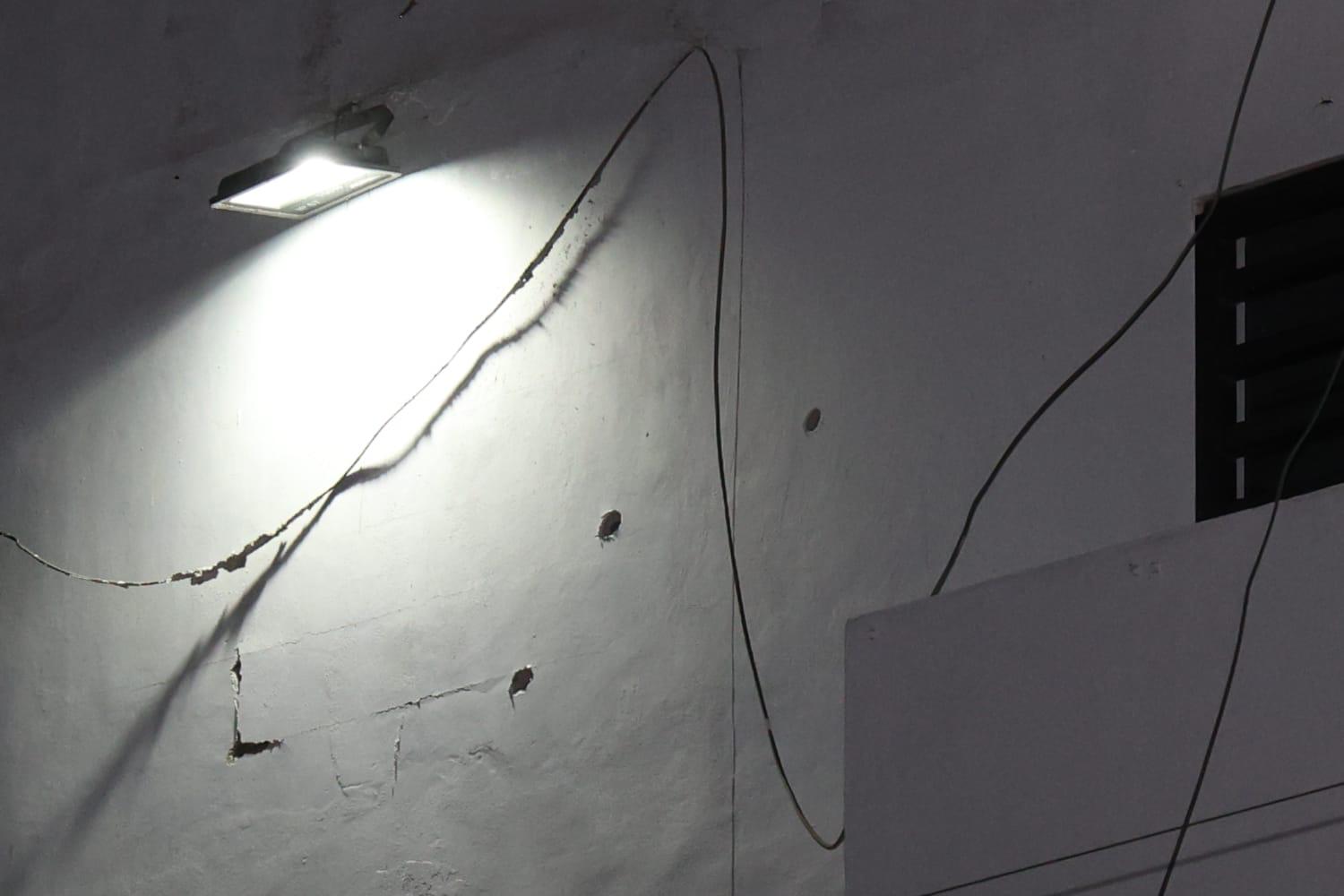 $!Con disparos y explosivo atacan edificio y camioneta estacionada en la colonia Jaripillo de Mazatlán