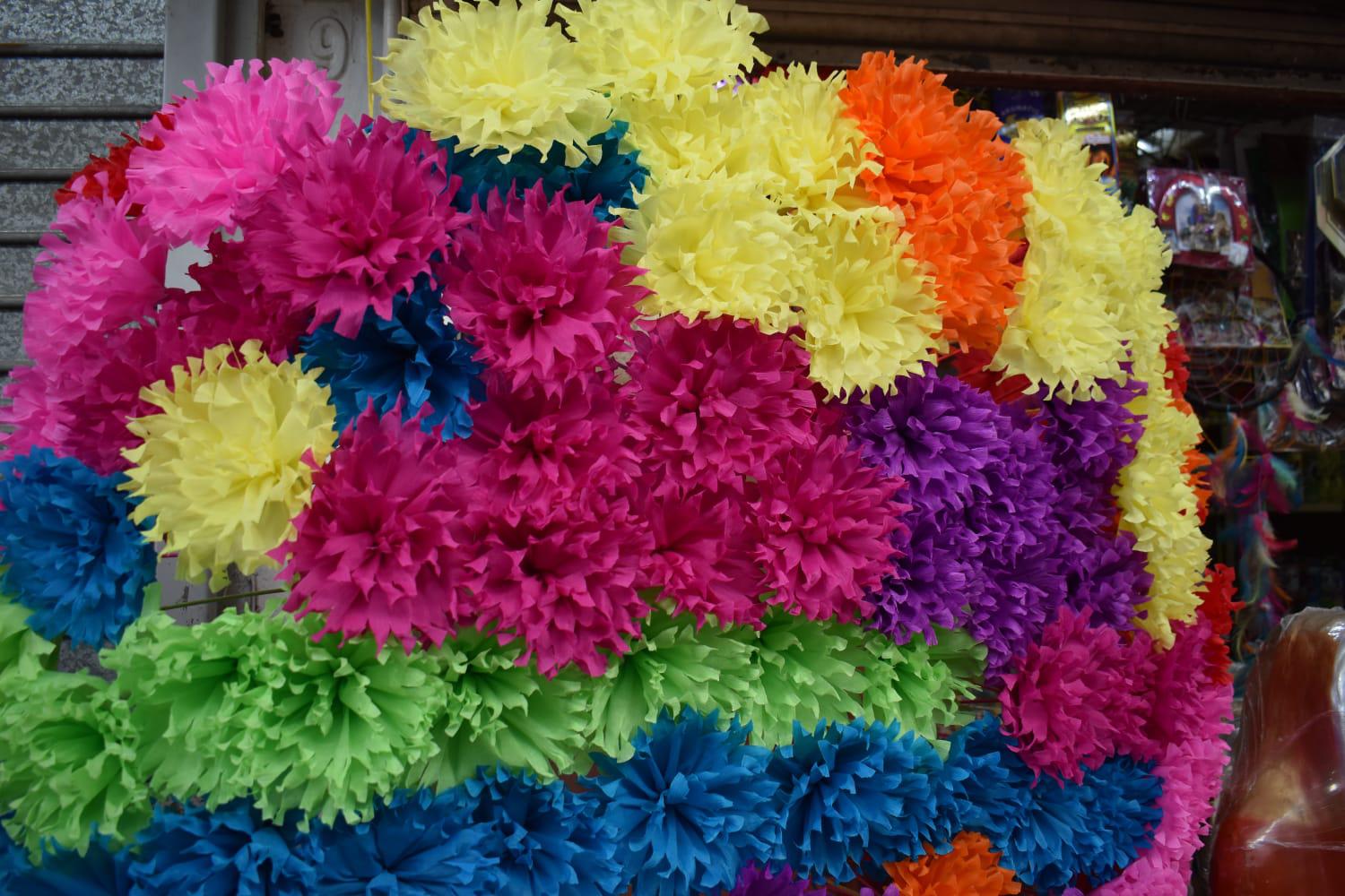$!Mónica inmortaliza su tradición familiar en arreglos florales que decoran los panteones de Culiacán