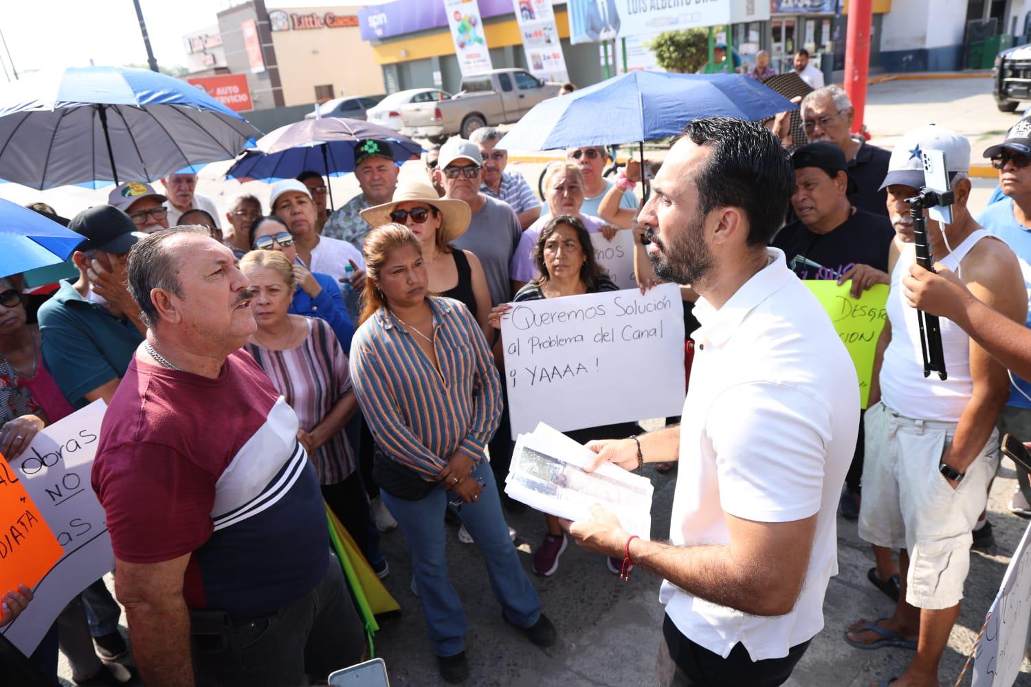 $!Bloquean avenida vecinos del Infonavit Alarcón en Mazatlán por obra que señalan les perjudicará