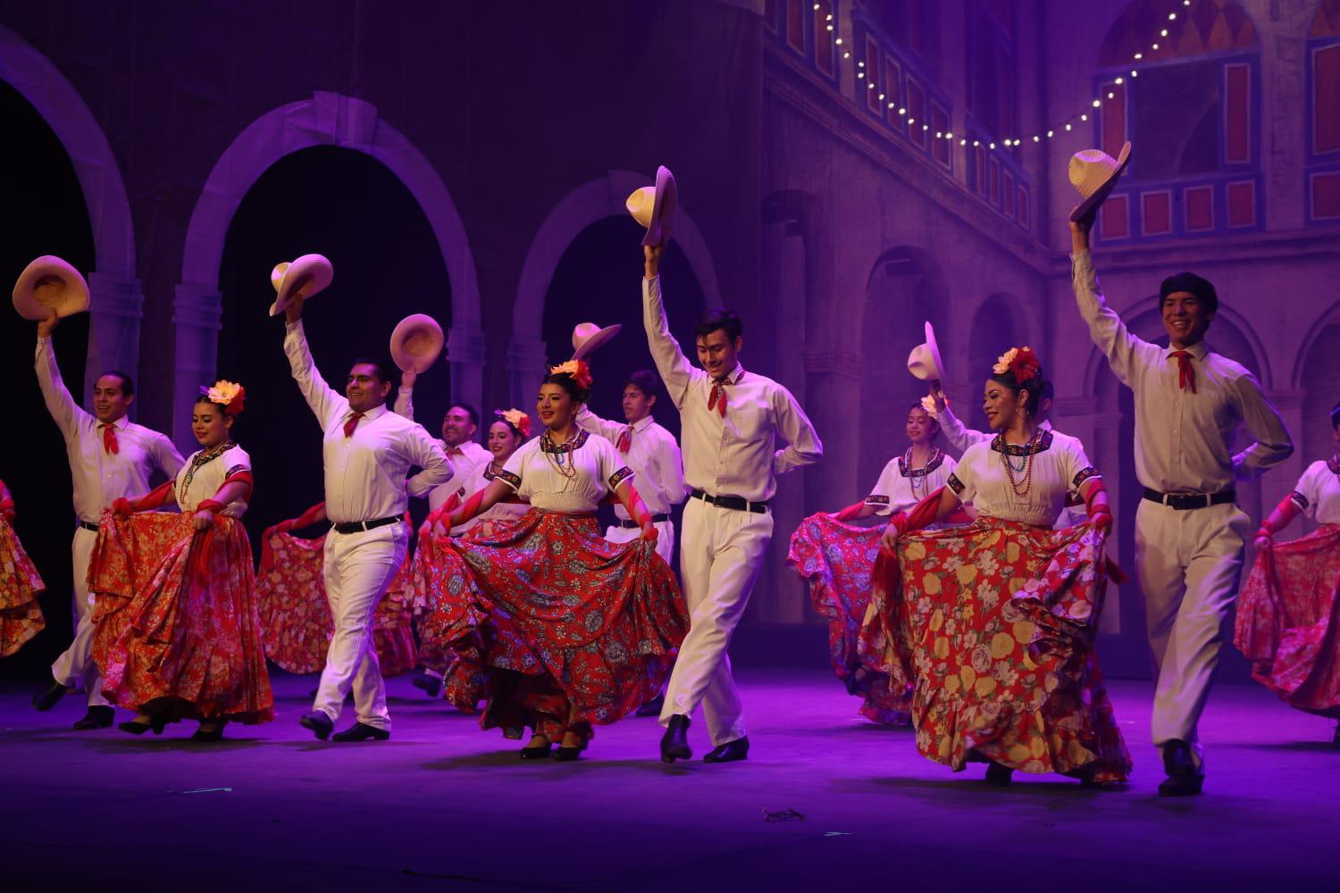 $!Estampas de estados como Jalisco, Oaxaca y Sinaloa cautivaron al público asistente.