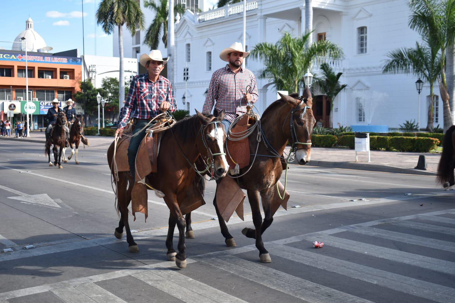 $!Con cabalgata por el Centro de Culiacán, inician festejos de la Expo Ganadera 2023