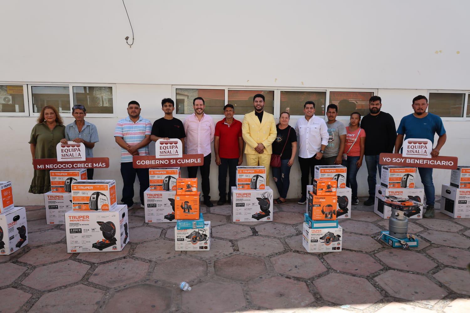 $!Equipan a emprendedores y microempresarios del municipio de Elota