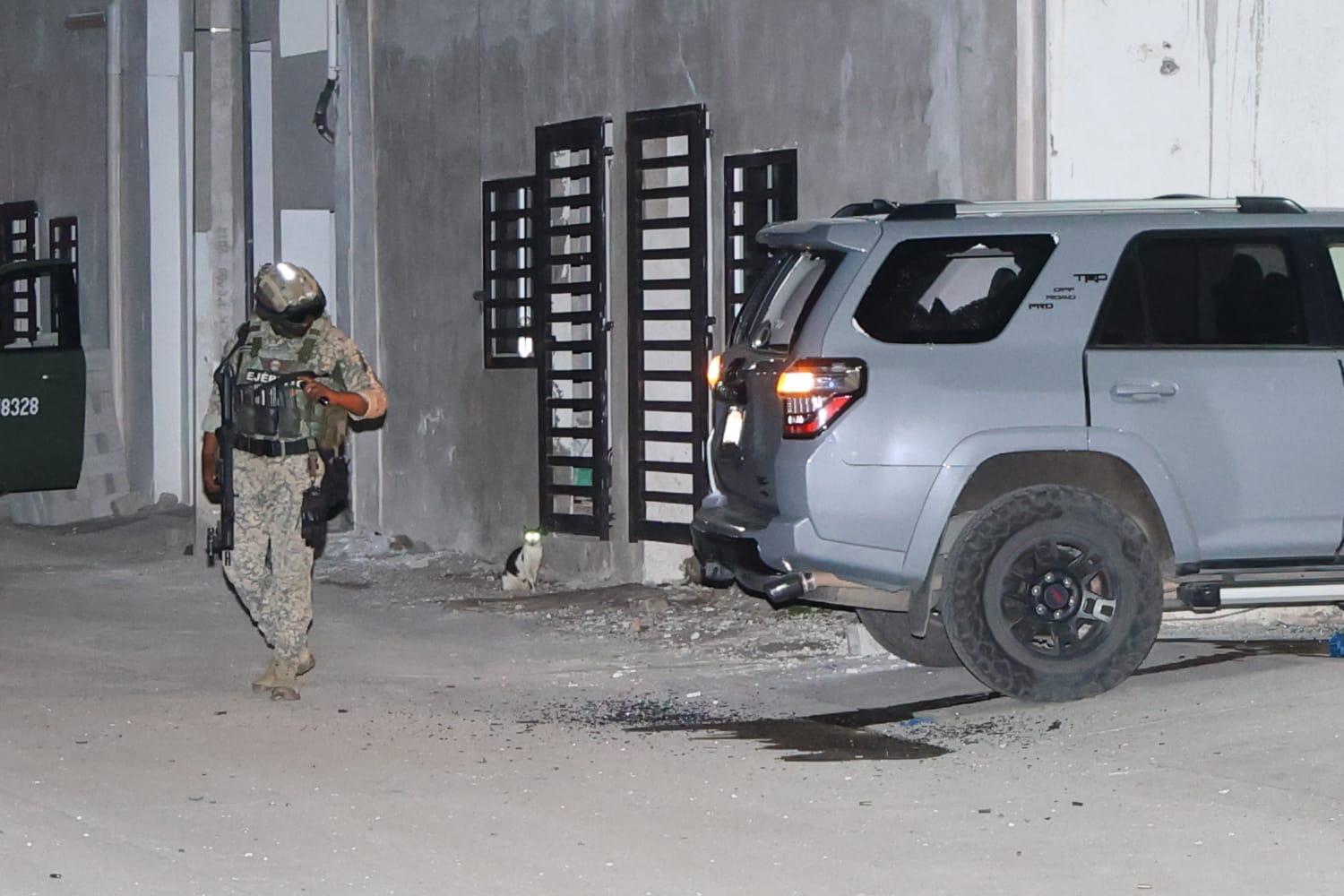 $!Con disparos y explosivo atacan edificio y camioneta estacionada en la colonia Jaripillo de Mazatlán