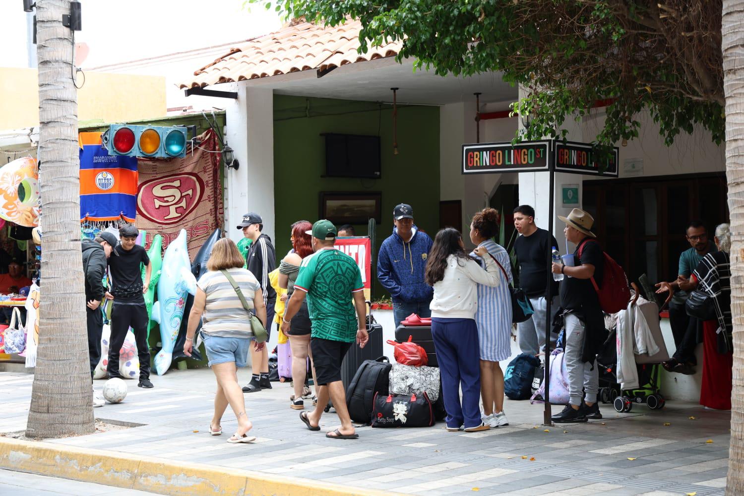 $!Decenas de seguidores del futbol disfrutan en la zona hotelera de Mazatlán del juego de la Selección Mexicana