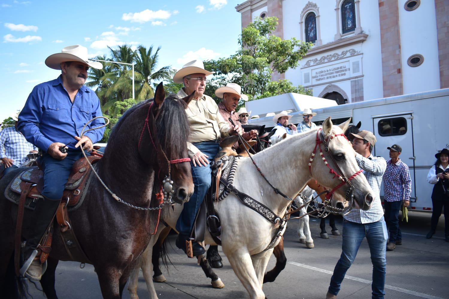 $!Con cabalgata por el Centro de Culiacán, inician festejos de la Expo Ganadera 2023