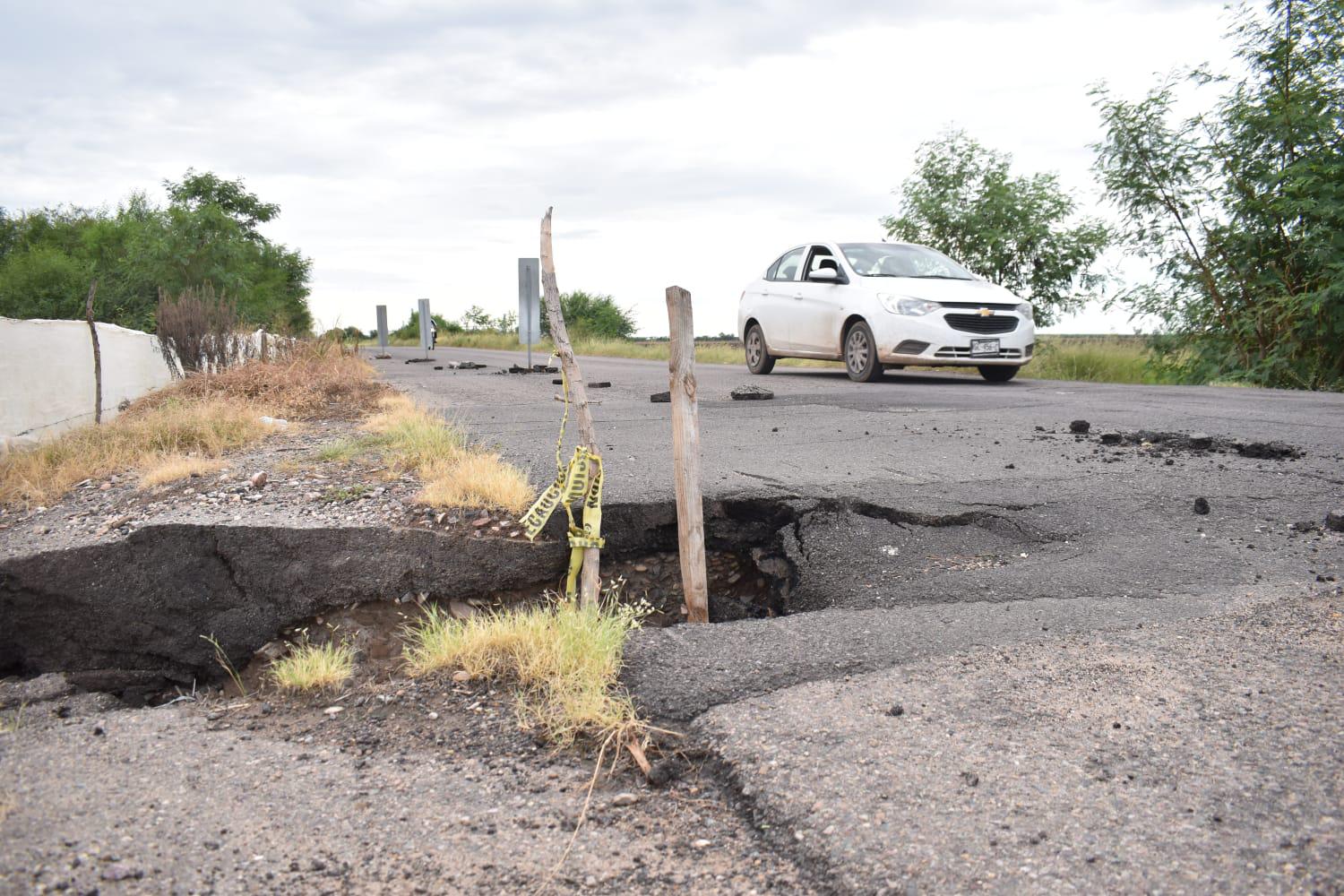 $!Temen vecinos que el puente El Alhuate colapse por los daños que presenta