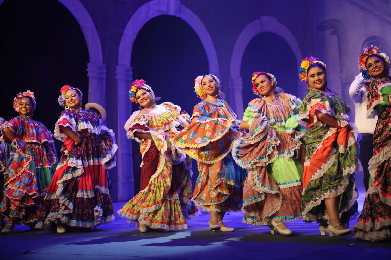 $!Más de 130 artistas locales dieron vida a una noche llena de tradición y color.