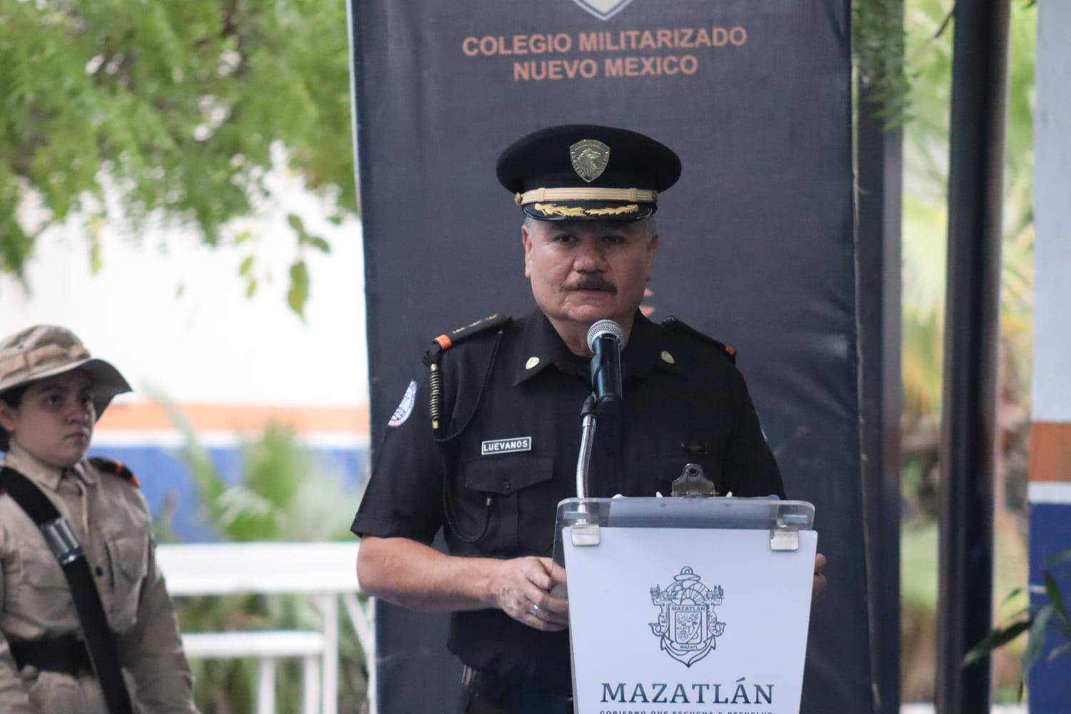 $!¡Honor a los campeones! Entregan material deportivo al Colegio Militarizado