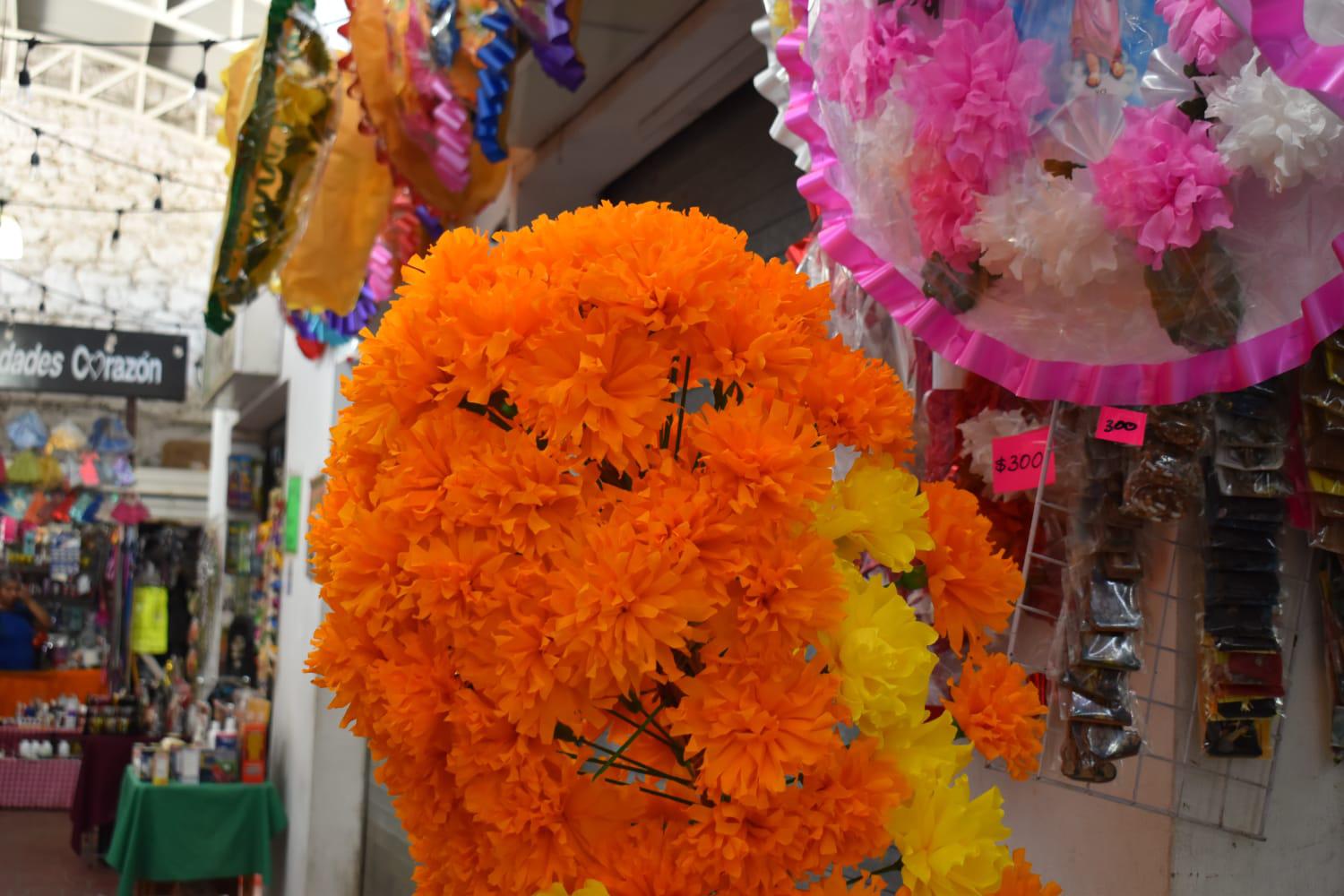 $!Mónica inmortaliza su tradición familiar en arreglos florales que decoran los panteones de Culiacán