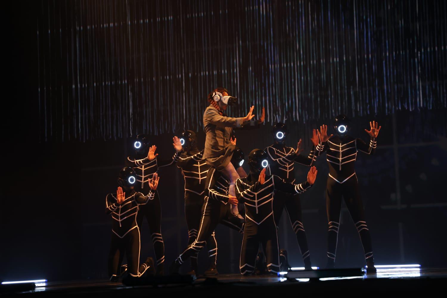 $!La propuesta plantea una reflexión sobre la desconexión emocional en la era digital a través del cuerpo en movimiento.