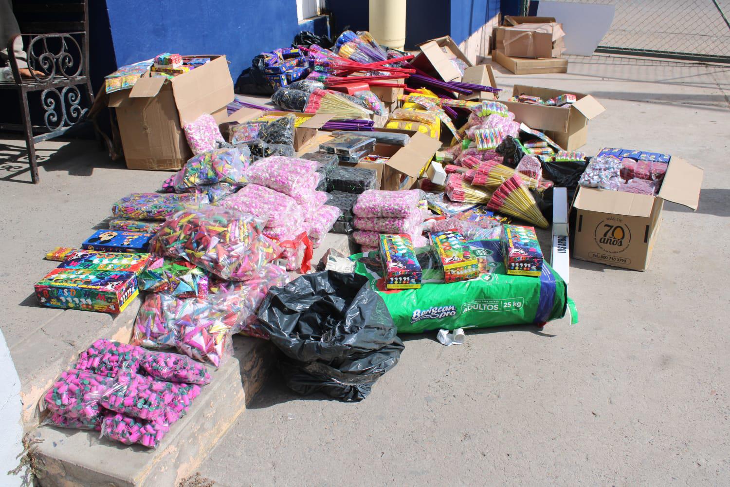 $!En Escuinapa aseguran 280 kilos de pirotecnia que eran trasladados en una camioneta