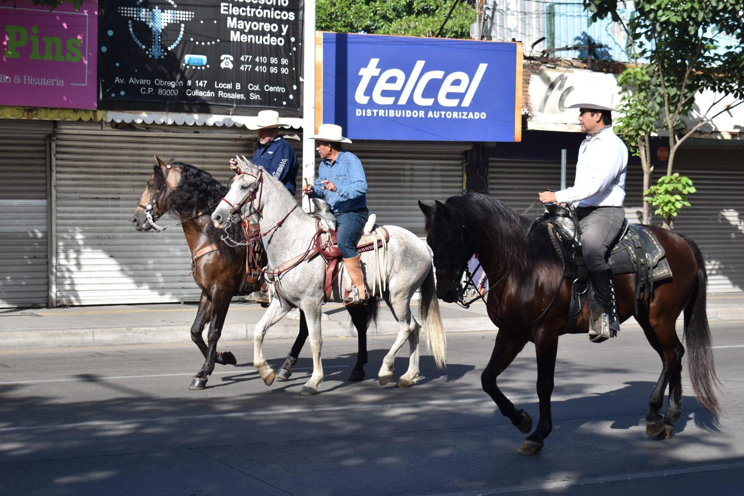 $!Con cabalgata por el Centro de Culiacán, inician festejos de la Expo Ganadera 2023