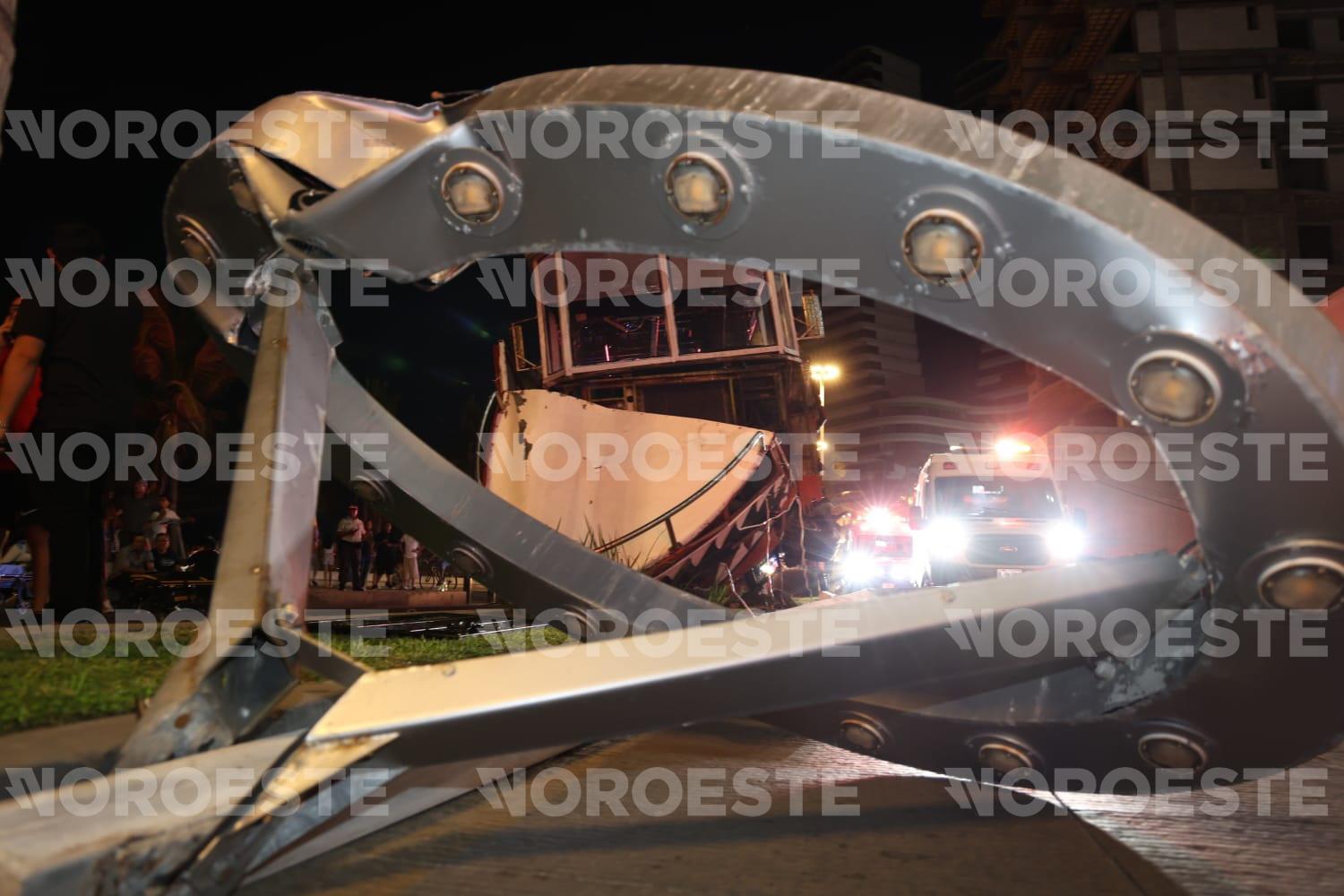 $!Choca transporte turístico en el malecón de Mazatlán; derriba luminaria y obliga el cierre a la circulación