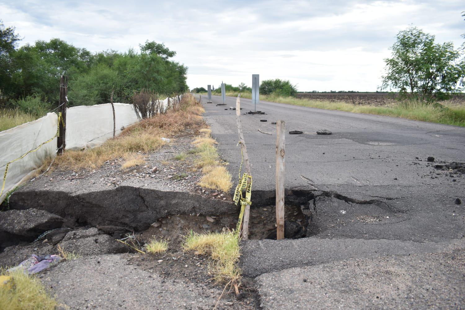 $!Temen vecinos que el puente El Alhuate colapse por los daños que presenta