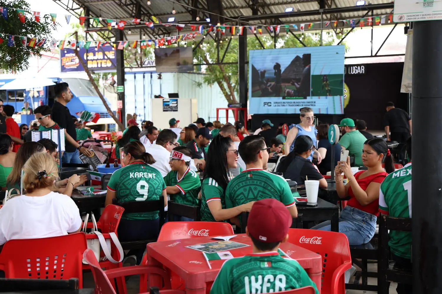 $!Decenas de seguidores del futbol disfrutan en la zona hotelera de Mazatlán del juego de la Selección Mexicana