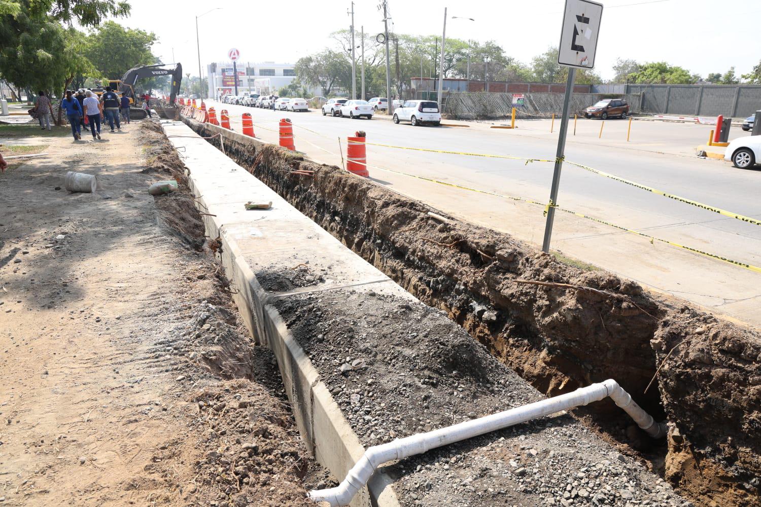 $!Bloquean avenida vecinos del Infonavit Alarcón en Mazatlán por obra que señalan les perjudicará