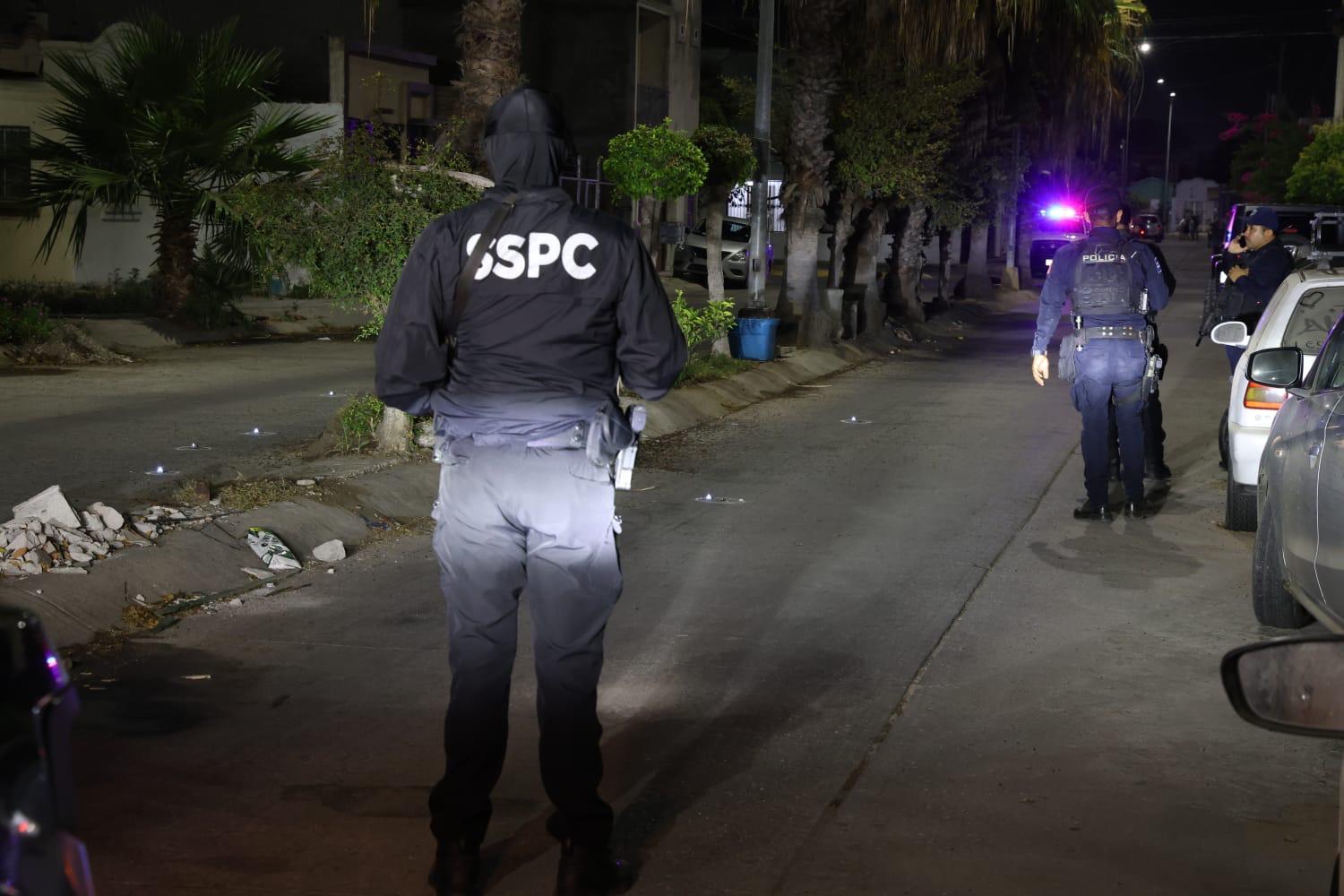 $!Motociclistas disparan contra fachada de vivienda en Villas del Rey, en Mazatlán