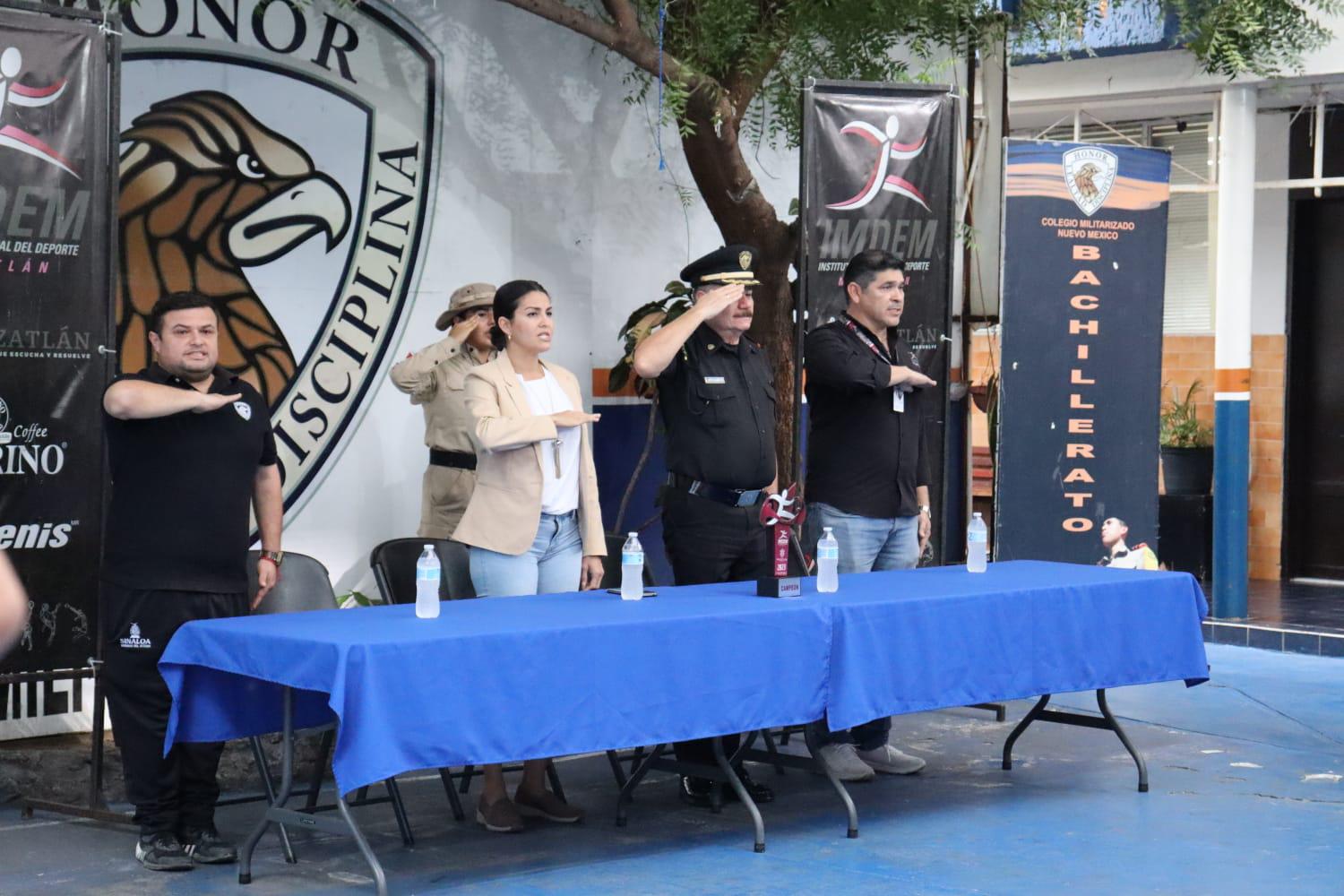 $!¡Honor a los campeones! Entregan material deportivo al Colegio Militarizado