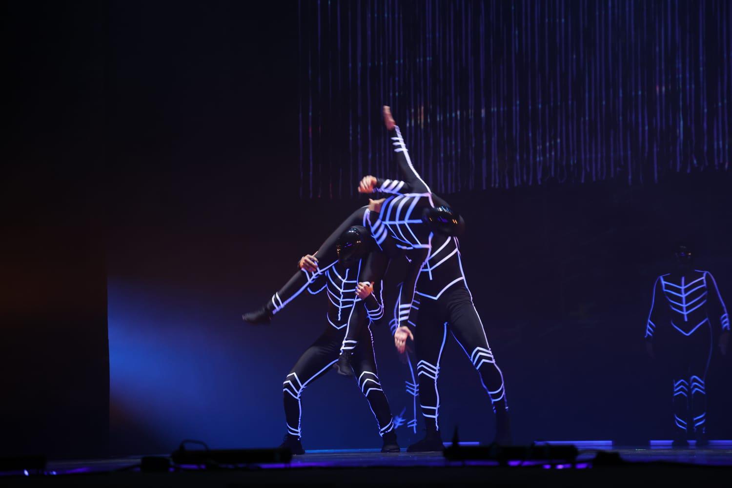 $!La sincronía del elenco evidencia el rigor técnico y la exploración del movimiento en la danza contemporánea.