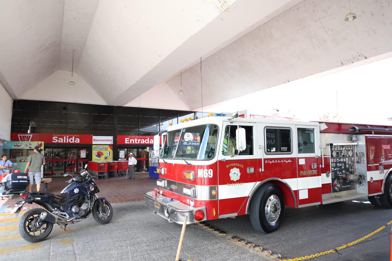 $!Conato de incendio moviliza a cuerpos de emergencia en tienda de Mazatlán