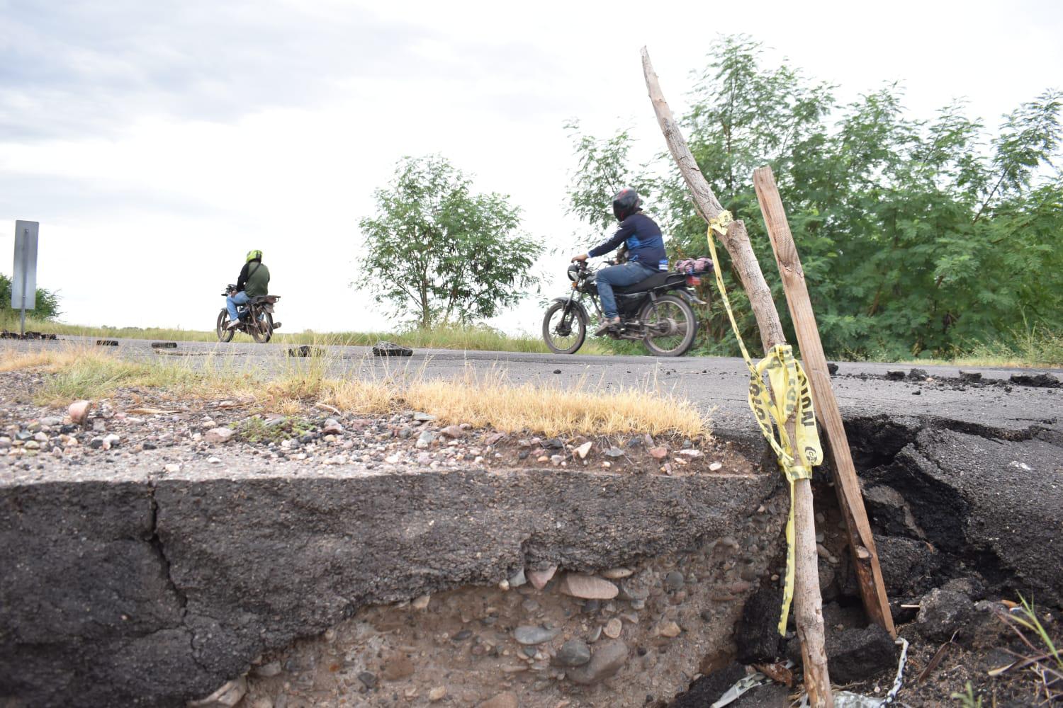 $!Temen vecinos que el puente El Alhuate colapse por los daños que presenta