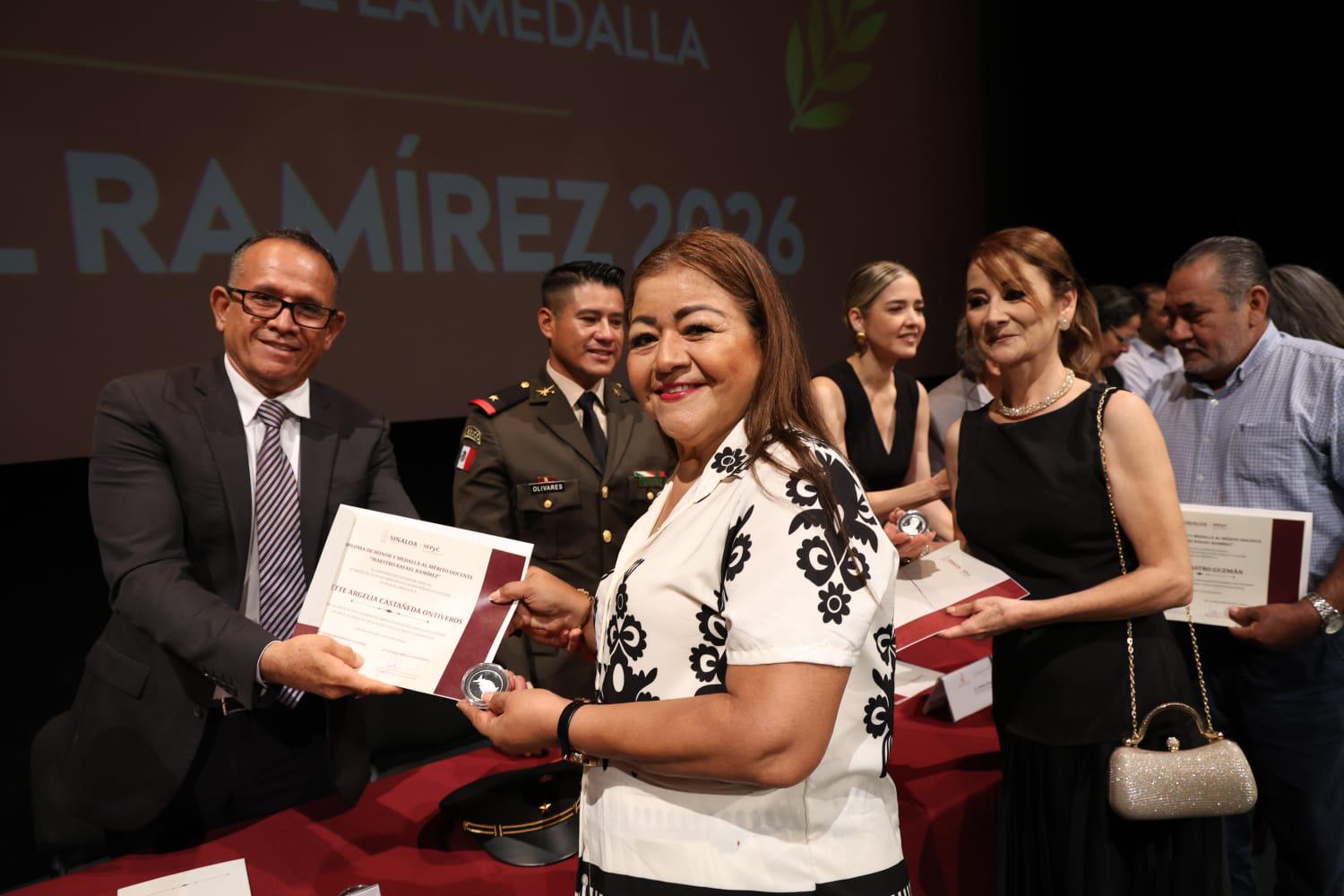 $!Reconocen en Mazatlán a 79 maestros con la Medalla Rafael Ramírez 2026