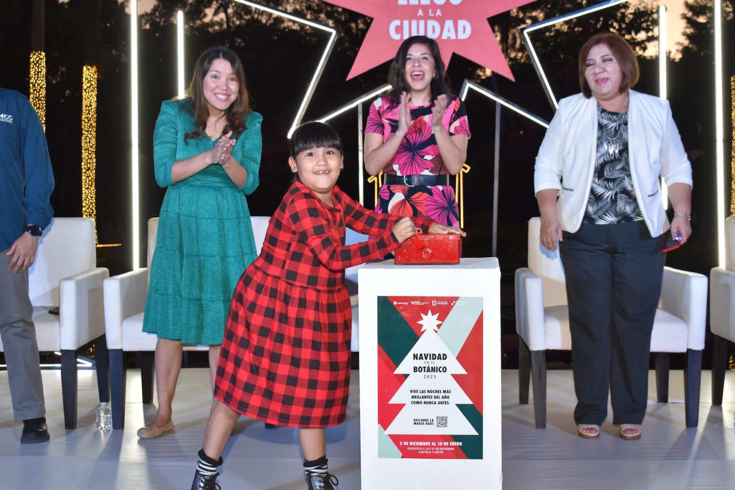 $!La pequeña Michelle Casas, la encargada de accionar el switch de encendido del árbol de la esperanza.