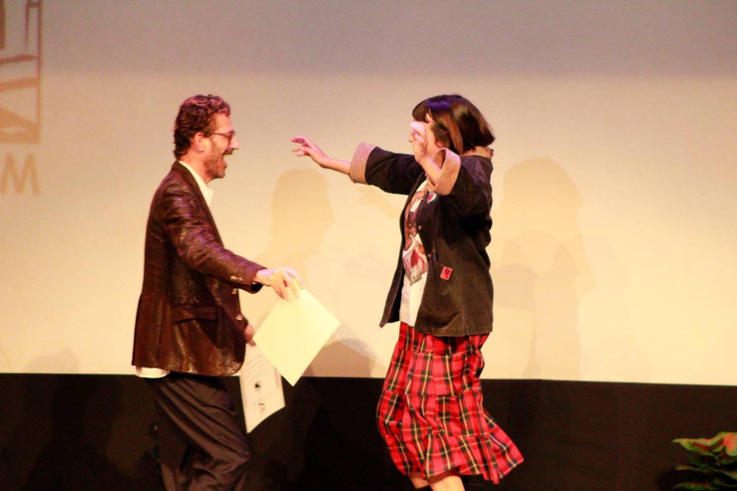 $!Dano García al momento de subir por los premios.