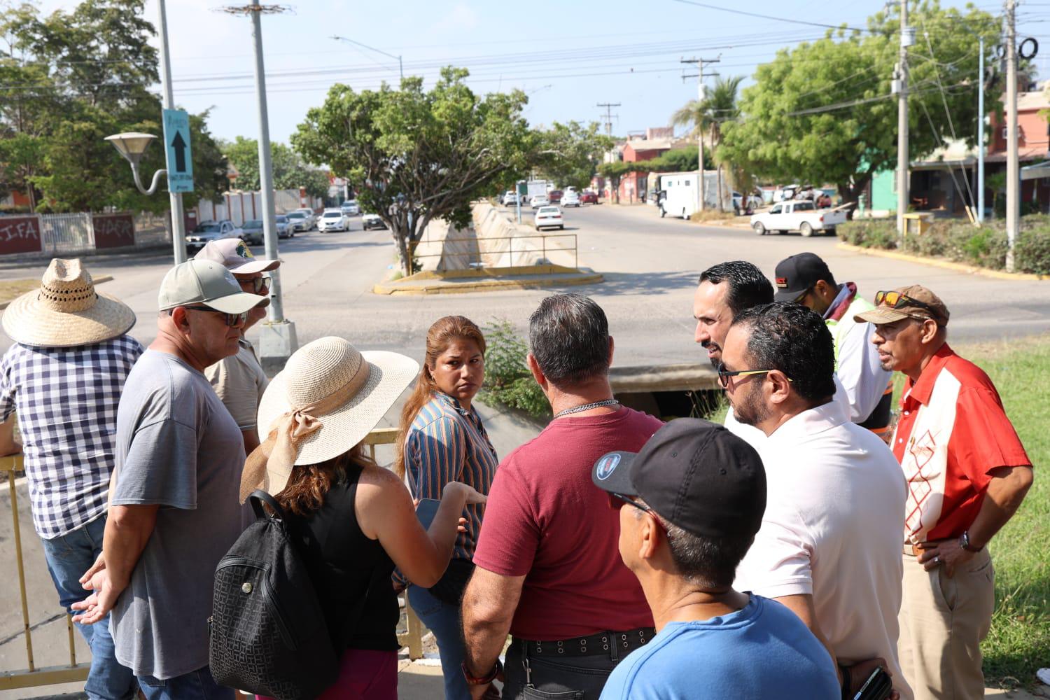 $!Bloquean avenida vecinos del Infonavit Alarcón en Mazatlán por obra que señalan les perjudicará