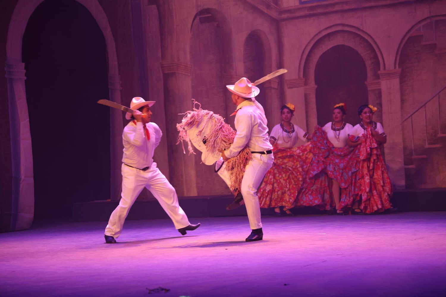 $!El público disfrutó de casi dos horas de danza, historia y tradición sobre el escenario.