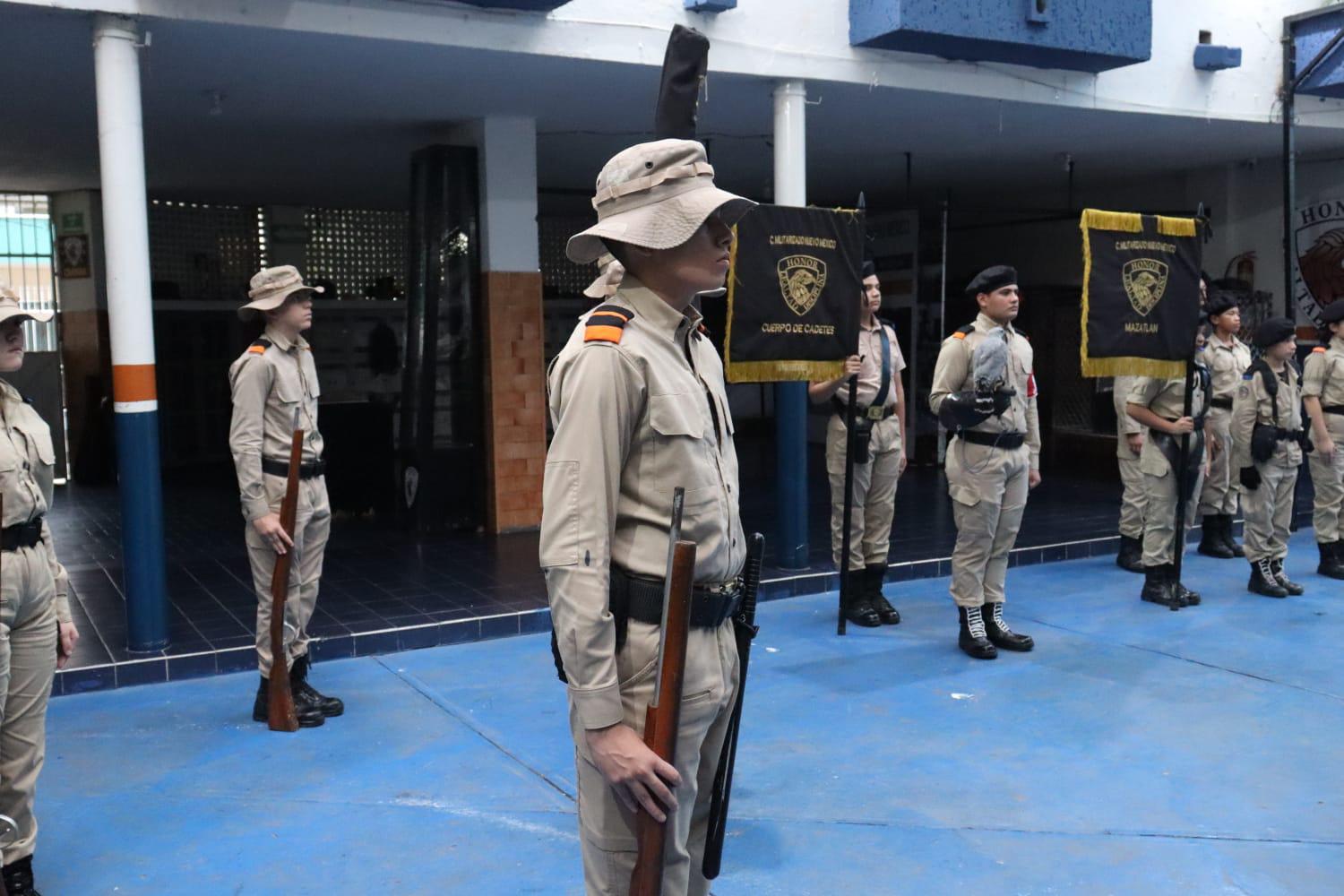 $!¡Honor a los campeones! Entregan material deportivo al Colegio Militarizado