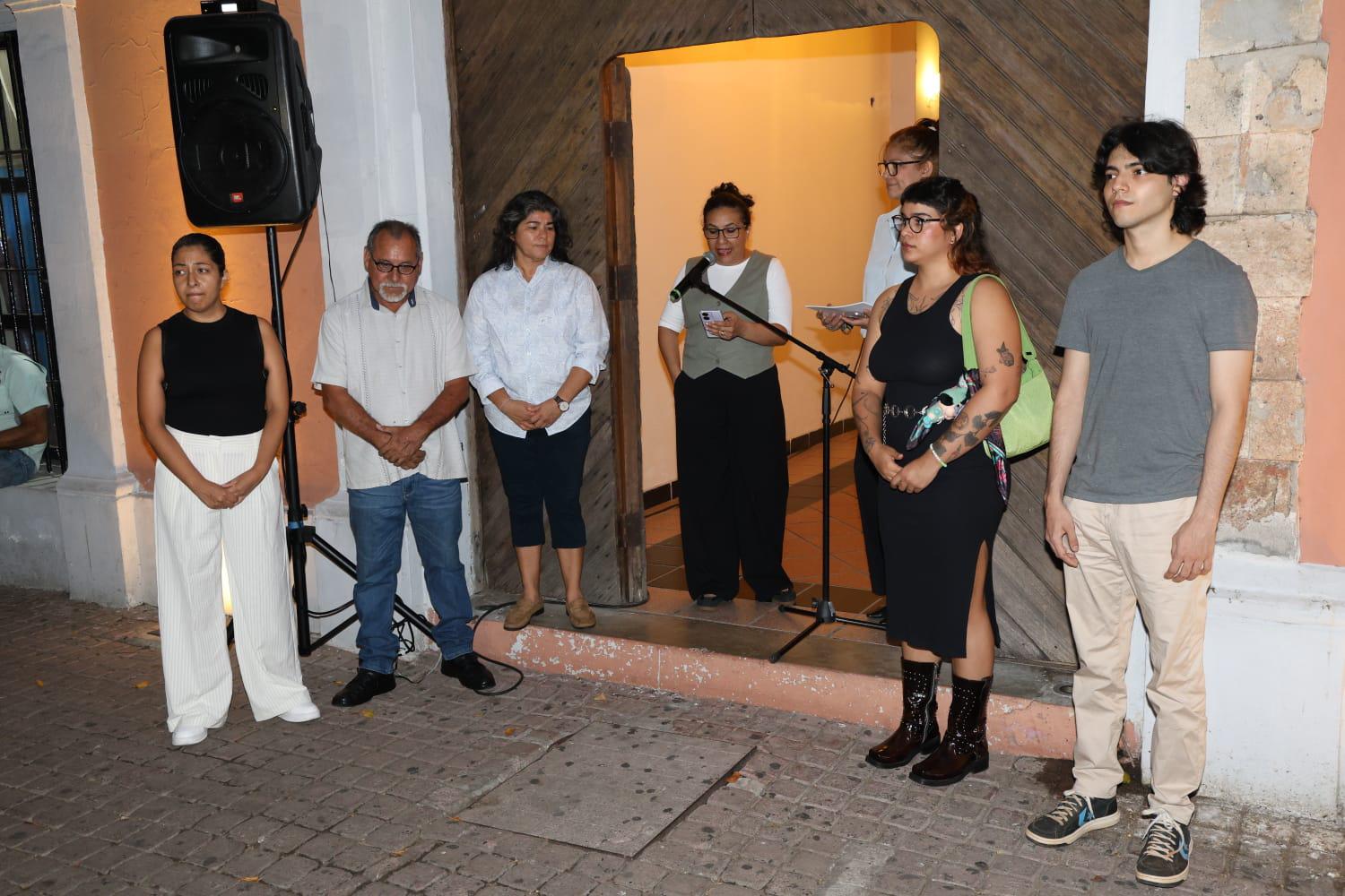 $!Alumnos de la Carrera Técnica en Artes Plásticas del CMA acompañados de sus profesores inauguraron la exposición.