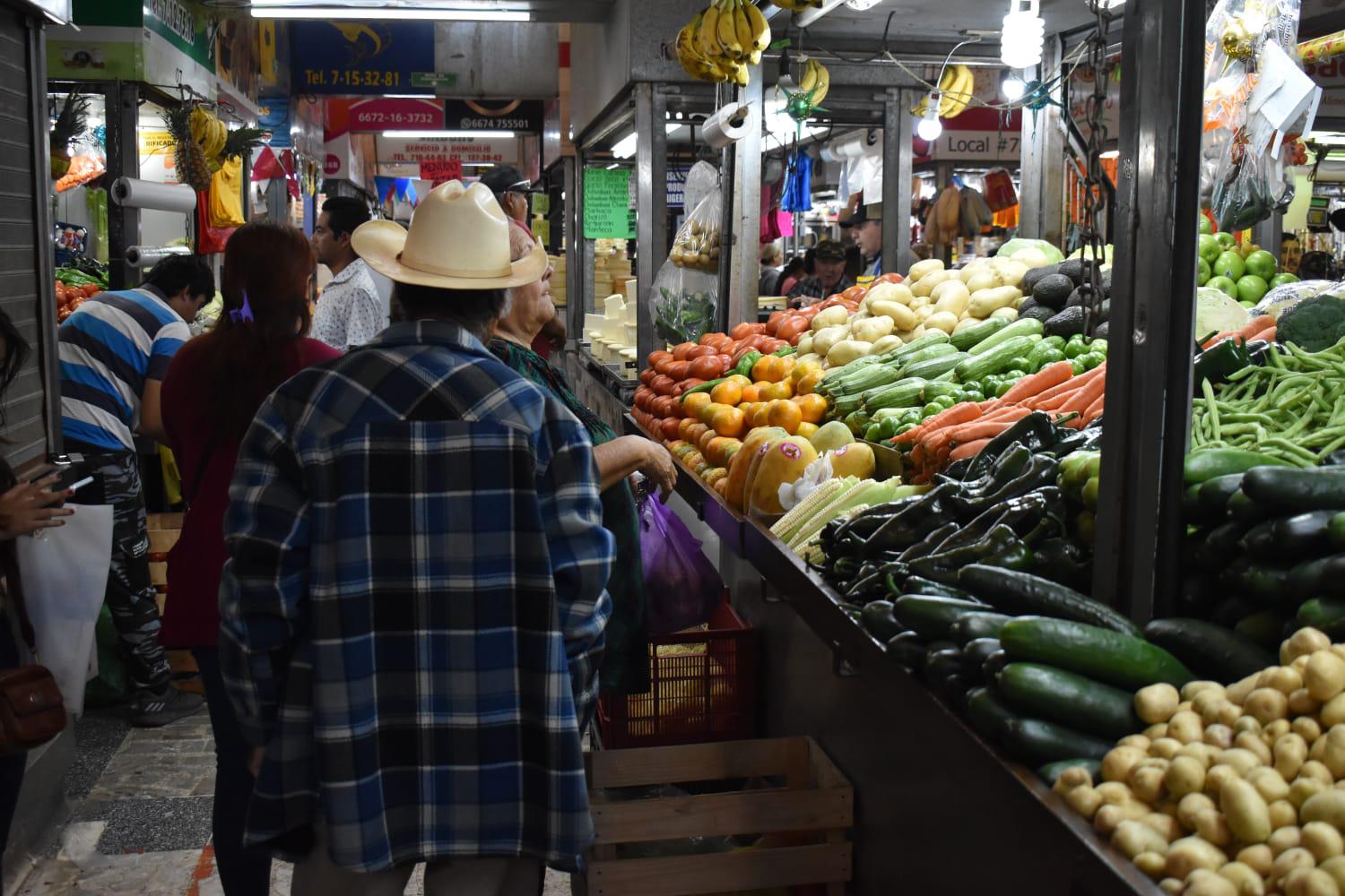 $!Vendedores de verdura en Culiacán reportan aumento en el precio del tomate