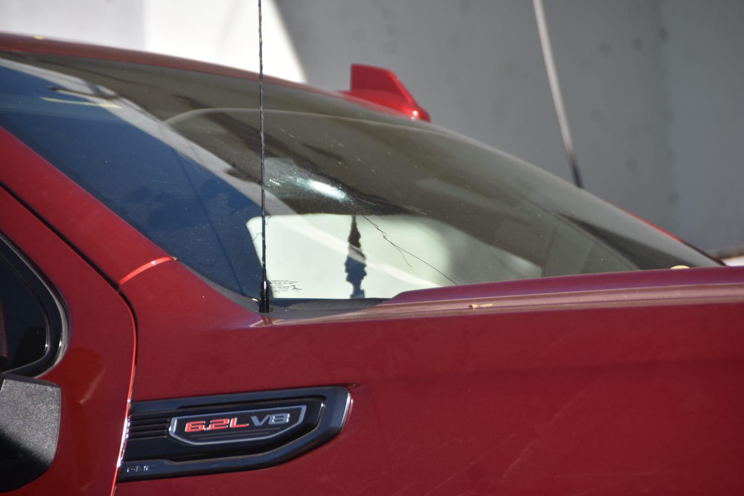 $!Abaten a un civil en enfrentamiento en colonia El Barrio, en Culiacán, y aseguran 3 vehículos