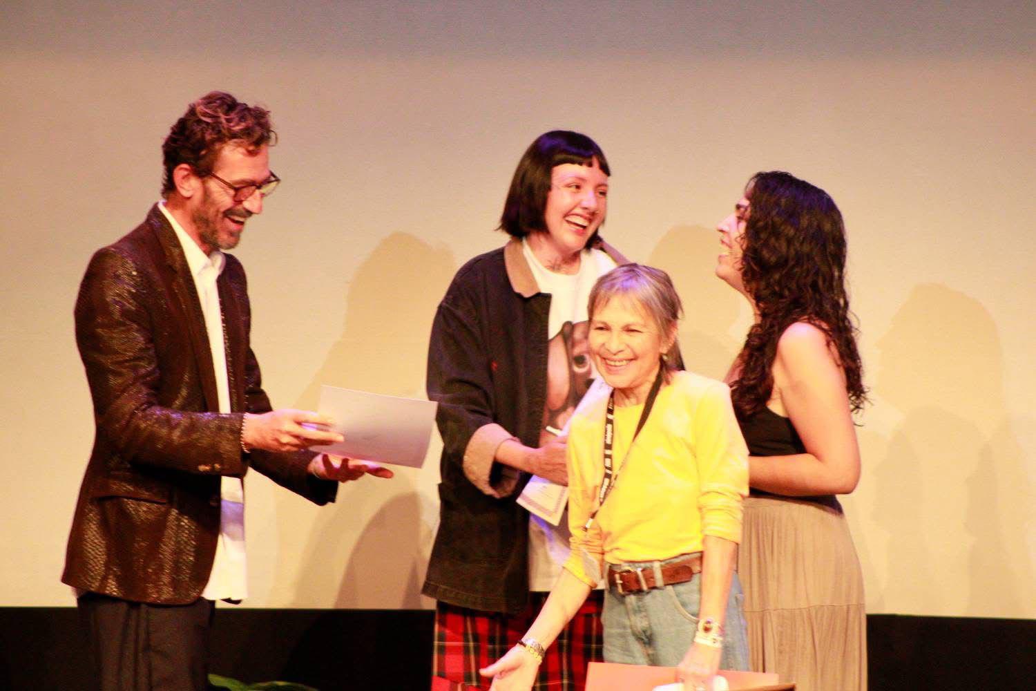 $!Cédric Succivalli, programador y crítico de cine de la sección paralela Giornate Degli Autori, del Festival de Cine de Venecia, fue quien les entregó los premios.