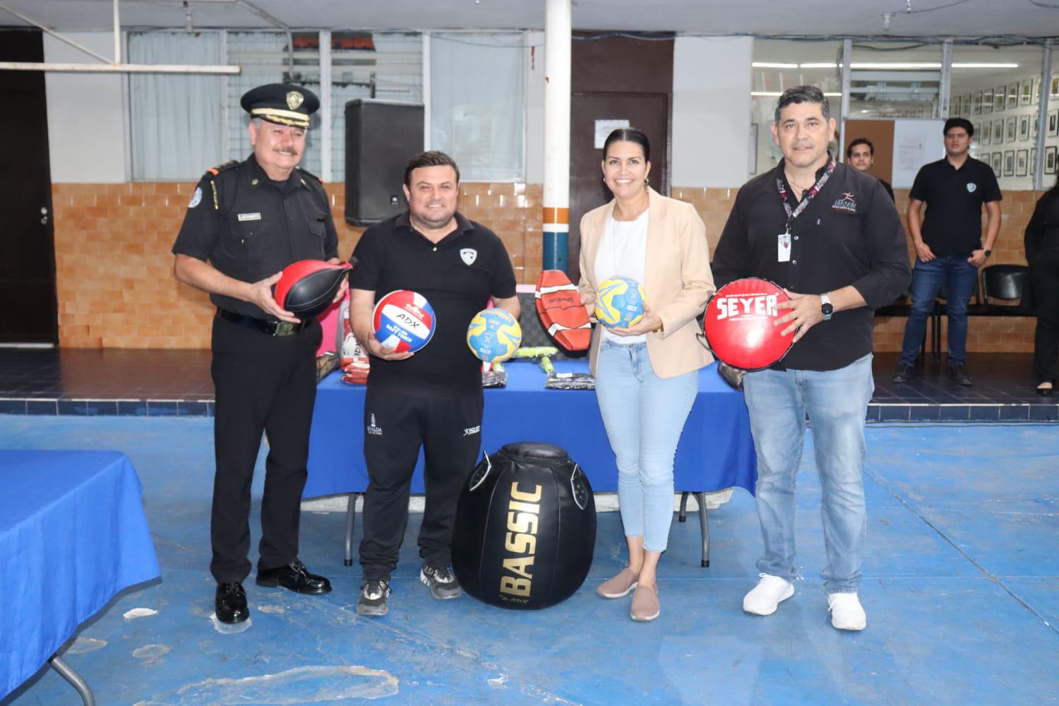 $!¡Honor a los campeones! Entregan material deportivo al Colegio Militarizado