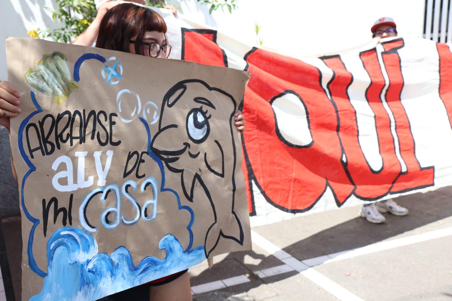 $!Ambientalistas protestan en Semarnat, en Mazatlán, y piden revisar permisos de planta de amoniaco en Topolobampo