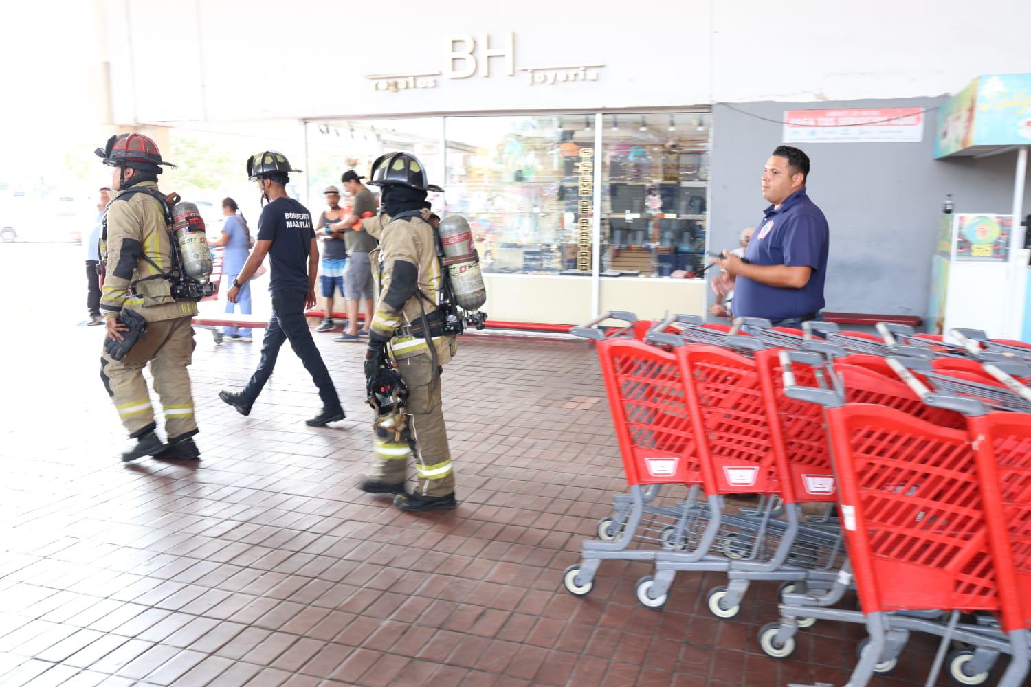 $!Conato de incendio moviliza a cuerpos de emergencia en tienda de Mazatlán
