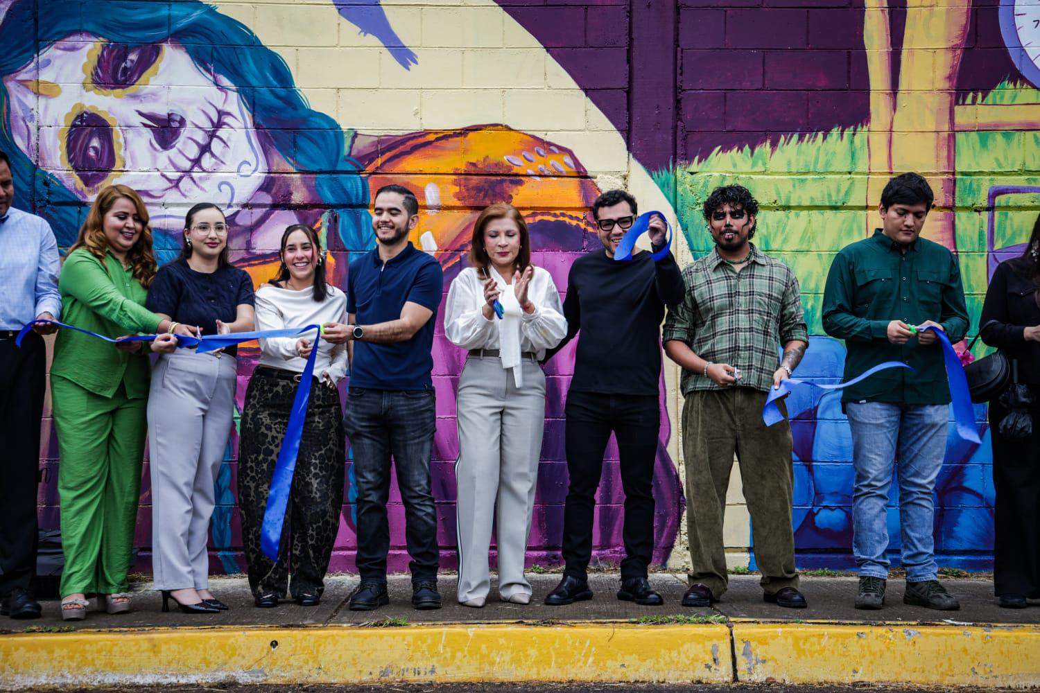 $!Luis Manuel González plasma la identidad mexicana del Día de Muertos en mural de 300 metros