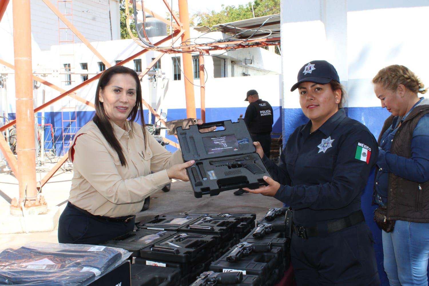$!Entregan uniformes y armas a policías de Escuinapa